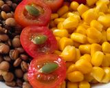 Foto del paso 5 de la receta: Ensalada completa, sencilla y económica de lentejas, maíz, semillas de zapallo y cherries 🌱