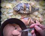 Foto del paso 6 de la receta: Besugo al horno con costra al pimentón y patatas panadera