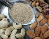 ખજૂર ડ્રાયફ્રુટ મિલ્ક (Khajoor Dryfruit Milk Recipe In Gujarati) રેસીપી સ્ટેપ1ફોટો