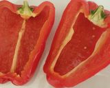 Foto del paso 1 de la receta Pimientos rellenos de pisto y salteado de guisantes