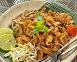 Foto langkah ke 6 dari resep Pad Thai, kwetiau goreng khas Thailand.