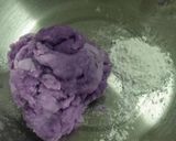 A picture of step 6 of Khanom Chor Muang (Stuffed Flower-Shaped Dumplings).