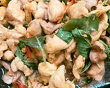 รูปขั้นตอนการทำที่ 3 ของ กะเพราเครื่องในไก่ +เนื้อไก่