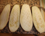 Foto del paso 1 de la receta: Berenjenas rellenas de longaniza y gratinadas