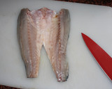 Foto del paso 1 de la receta: Filete de Lubina a la plancha, con salsa de limón, lima y miel, acompañado de ensalada de rúcula, manzana roja y aceitunas negras