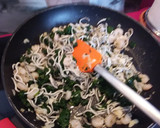 Foto del paso 2 de la receta: Revuelto de gulas con gambas y espinacas