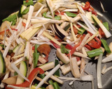 Foto del paso 2 de la receta: Arroz meloso de verduras y salchichas con toque oriental