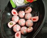 A picture of step 3 of Jujips Stuffed Strawberry Chocolate.