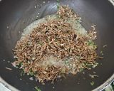 Foto langkah ke 5 dari resep Tumis Ikan Teri Daun Kunyit.