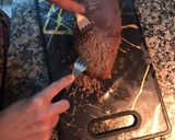 Foto del paso 4 de la receta: Sándwich de carne desmechada con salsa de vino tinto, salteados y cebolla de verdeo