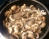 Foto del paso 3 de la receta: Merluza azul con salsa de champignons y roquefort