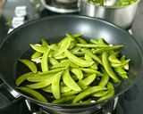 Hình bước làm 2 của món Đậu Hà Lan Xào Tỏi