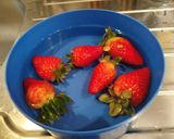Foto del paso 3 de la receta: Fresas maceradas o con chocolate y nata a tu gusto