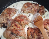Foto del paso 3 de la receta: Muslos de pollo en salsa con champiñones y cebolla