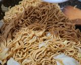 Foto langkah ke 2 dari resep Mie Goreng Ceria 🩷.
