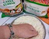 Foto langkah ke 4 dari resep Adonan Dasar Roti Dengan Minyak (Tanpa Ulen).