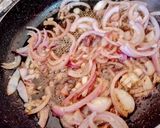 صورة لخطوة 1 من وصفة كبدة الدجاج بالبصل والثوم🧄🧅🌯