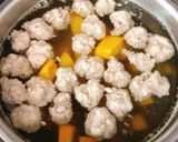 Hình bước làm 2 của món Canh Bí Đỏ Thịt Viên Cho Bé