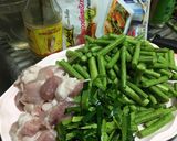 รูปขั้นตอนการทำที่ 1 ของ ผักพริกขิงถั่วหมูสามชั้น