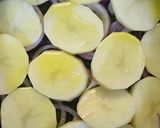 صورة لخطوة 1 من وصفة دولمة(محشي)البطاطس بطريقة سهلة🥔
