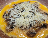 Foto del paso 3 de la receta: Tortilla con champiñones, langostinos y queso