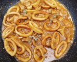 Foto del paso 9 de la receta Calamares en salsa de vino tinto con panceta