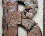 Foto del paso 1 de la receta: Torta con forma de letra 🅱️ decorada brownie y merengue!