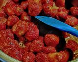 Foto langkah ke 3 dari resep Strawberry Milk.