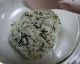A picture of step 2 of Shiso-Scented Rice Balls with Sesame and Salted Kelp.