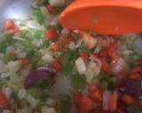 Foto del paso 3 de la receta: Arroz con longanizas y verduras 🍅 🫑 🧅