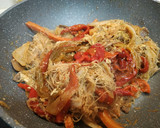 Foto del paso 5 de la receta: Fideos de arroz con verduritas, clara de huevo, txanpis y curry