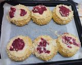 Foto langkah ke 6 dari resep Strawberry Cream Cheese Crumble Bread.