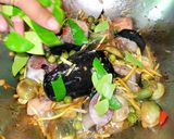 รูปขั้นตอนการทำที่ 5 ของ ผัดเผ็ดปลาดุกสด