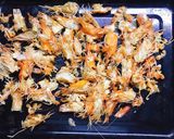 Hình bước làm 2 của món Tôm khô nhà làm bằng lò nướng