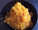 Foto del paso 2 de la receta: Milanesa de repollo con puré de calabaza, espinacas y pasas