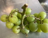 Une image de l'étape 4 de Salade d’ananas aux fraises, raisin et myrtilles.