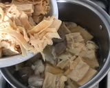 Foto langkah ke 4 dari resep Sup Ayam Bakso-Kembang Tahu.