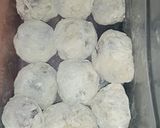 Foto langkah ke 4 dari resep Ichigo Daifuku Mochi with ube.