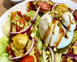 Une image de l'étape 7 de Salade de patate douce rôtie, guacamole, Shakshuka Omie, oignons rouges, burrata et pistaches.