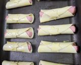 Foto del paso 1 de la receta: Rollitos de salchicha con guarnición de papitas con romero