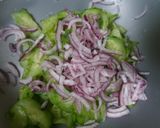 Tejfölös lilahagymás uborkasaláta recept fázis 2 fotója
