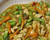 Gambar langkah 4 resipi Ayam pedas bersama kacang buncis.