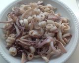 Foto del passaggio 3 della ricetta Calamari, sedano e olive taggiasche