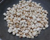 A picture of step 1 of Peri Peri Makhana.