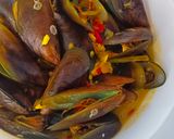 Foto langkah ke 4 dari resep Kerang Ijo Rebus Bumbu Kuning.