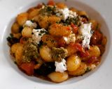 Foto del paso 7 de la receta: Gnocchis picante al pesto con cherrys, olivas negras y mozzarella