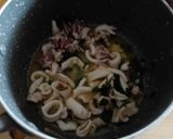 Foto del passaggio 3 della ricetta Calamari in umido con piselli e bruschette di pane