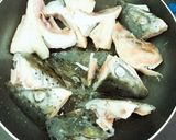 Hình bước làm 2 của món Canh chua đầu cá hồi