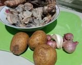 Foto langkah ke 2 dari resep Sambal kepah plus kentang.