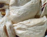 Foto del paso 5 de la receta: Pan casero relleno con pasas de uva y dulce de batata🧉